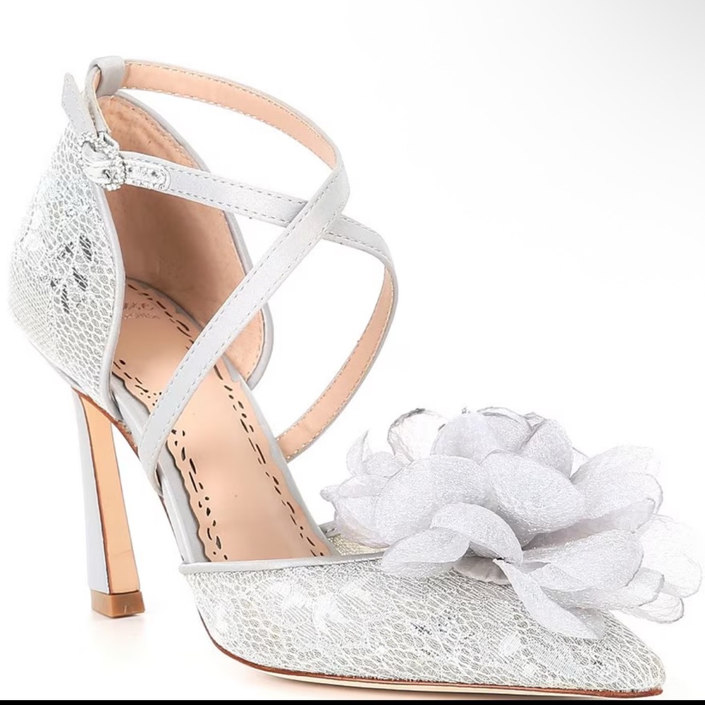 Muse by Marchesa Camellia Flowered Lace Dress Pumps in grey size 8